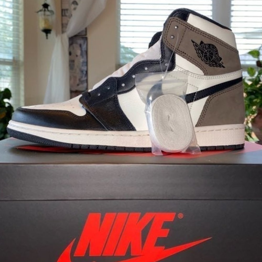 Air Jordan 1 Retro High OG - Dark Mocha - Picture 11 of 11